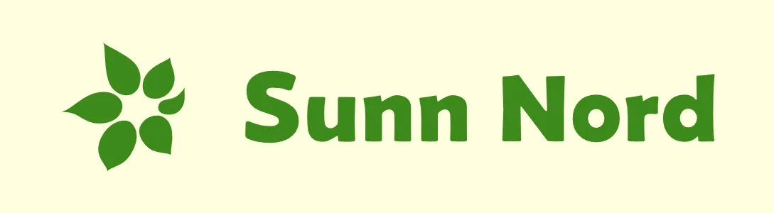Sunn Nord logo med et grønt logomerke som ligner en blomst i blomst på en lett vindfull mark.